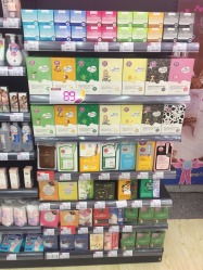 宁波保税区进口商品西安直销中心民生百货店 进口服饰零售新体验