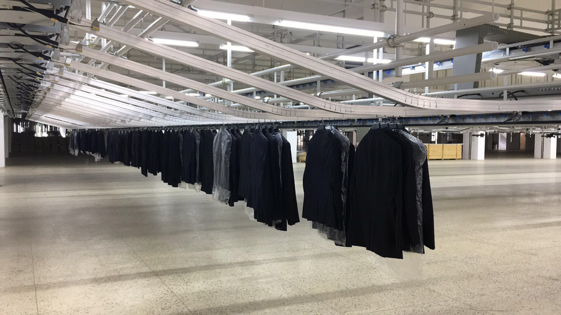 走进智能化服装工厂 科技与时尚的完美融合——以ZMPPXX图虫服装为例